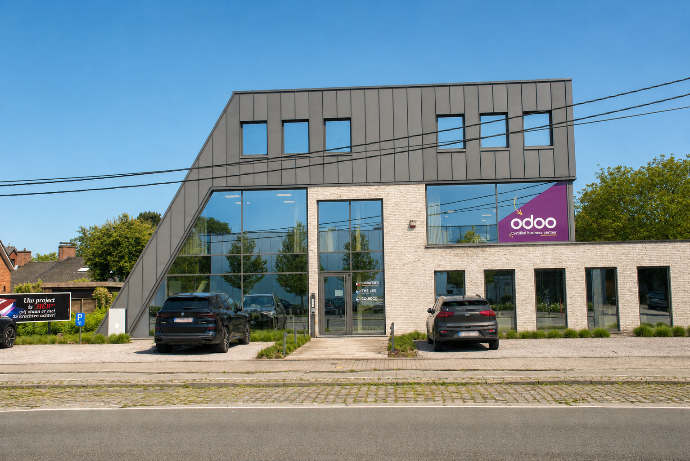 een kantoorgebouw met Odoo logo