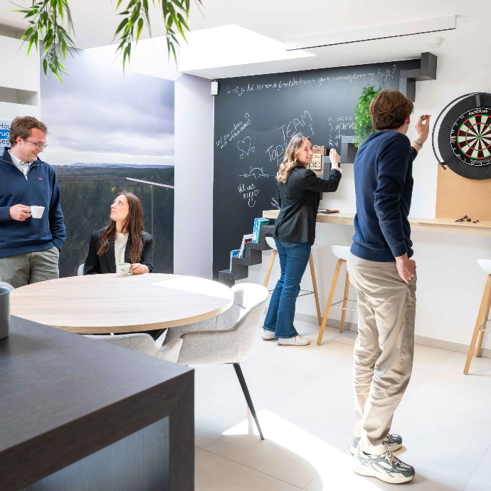 4 mensen die plezier hebben op het werk